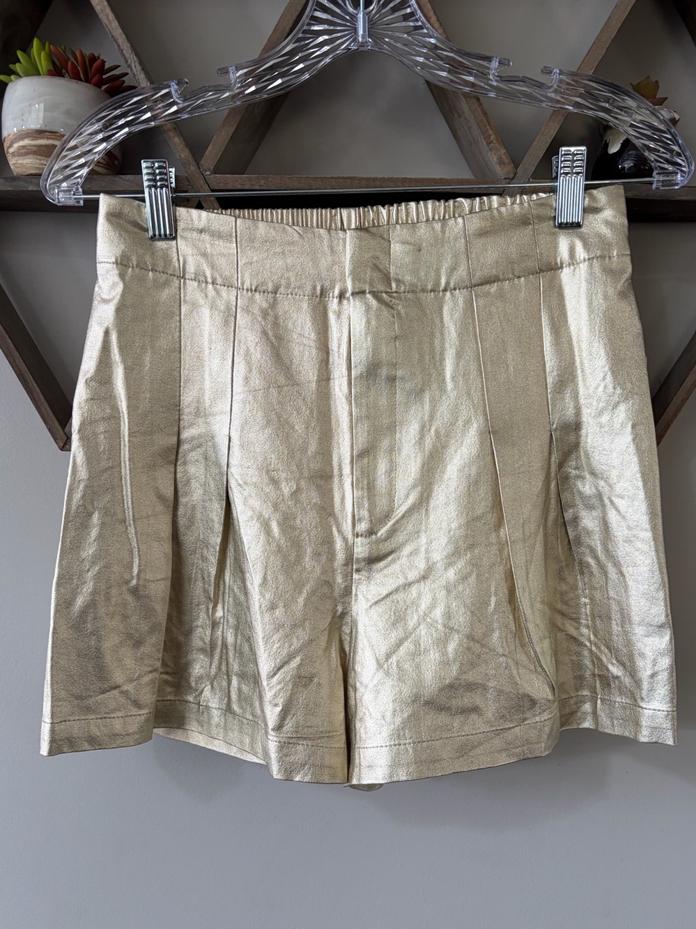 House of Harlow 1960 metallic gold linen blend pleated shorts. Size small.
